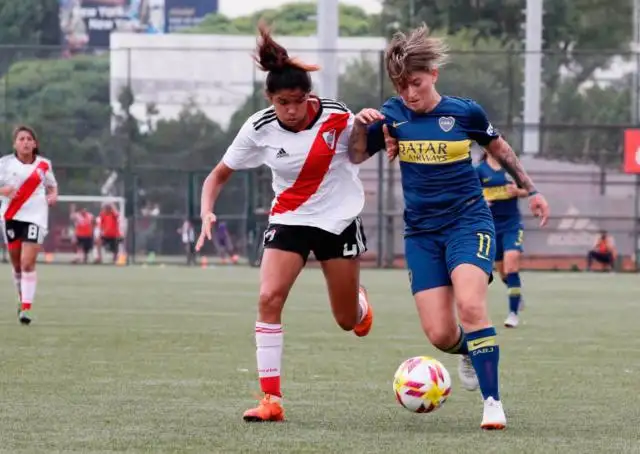 Fútbol femenino: la era profesional arranca con un Superclásico
