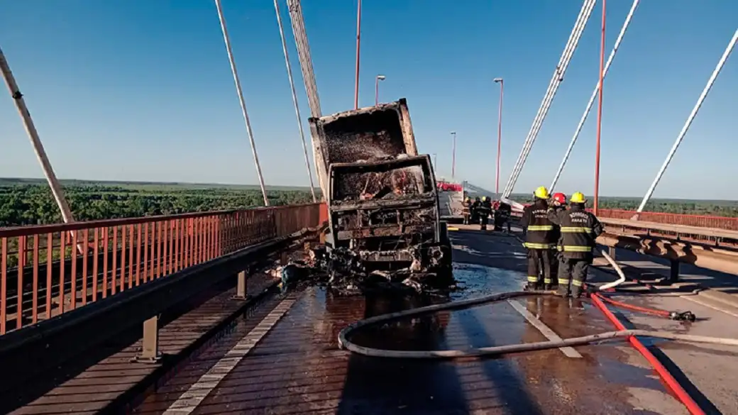 Incendio de un camión de pollos sobre el Puente Mitre