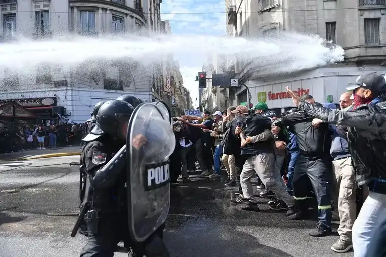 Hubo incidentes que dejaron, al menos, 8 detenidos y fuertes choques entre uniformados y los manifestantes (Foto: Maximiliano Luna)