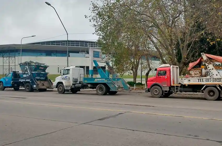 Nuevo protestódromo: camiones volcadores se sumaron a los reclamos en el COM