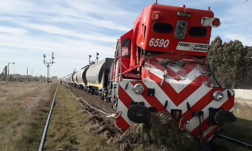 Bahía Blanca: un tren descarriló al chocar contra un camión que transportaba aspas