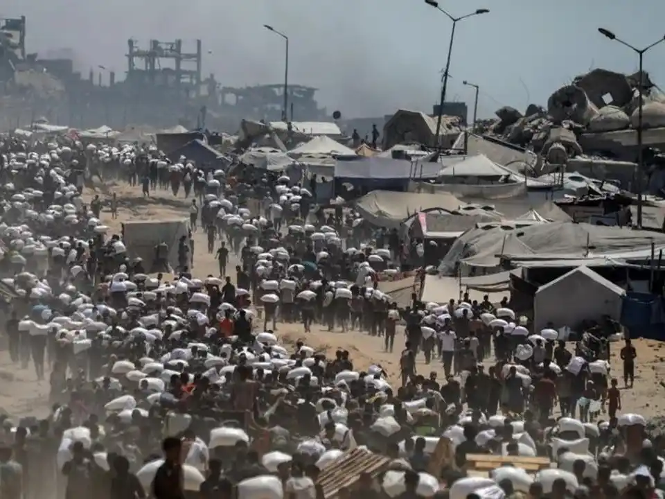Una multitud de palestinos busca la ayuda humanitaria.