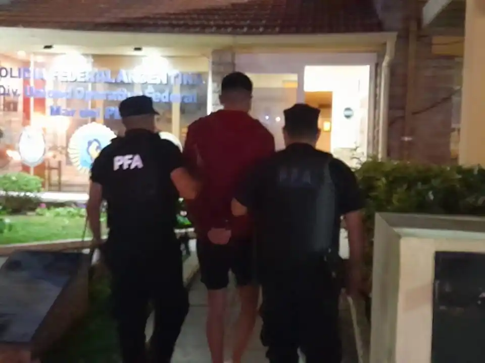 El hombre era buscado por “defraudación y estafas, utilizando como medio sistemas de procesamiento de datos, bancos o instituciones financieras”.