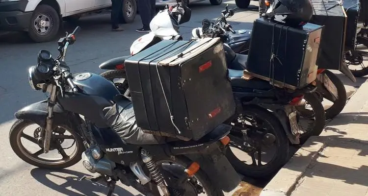 Robaron la moto a una mensajera cuando fue a entregar un pedido