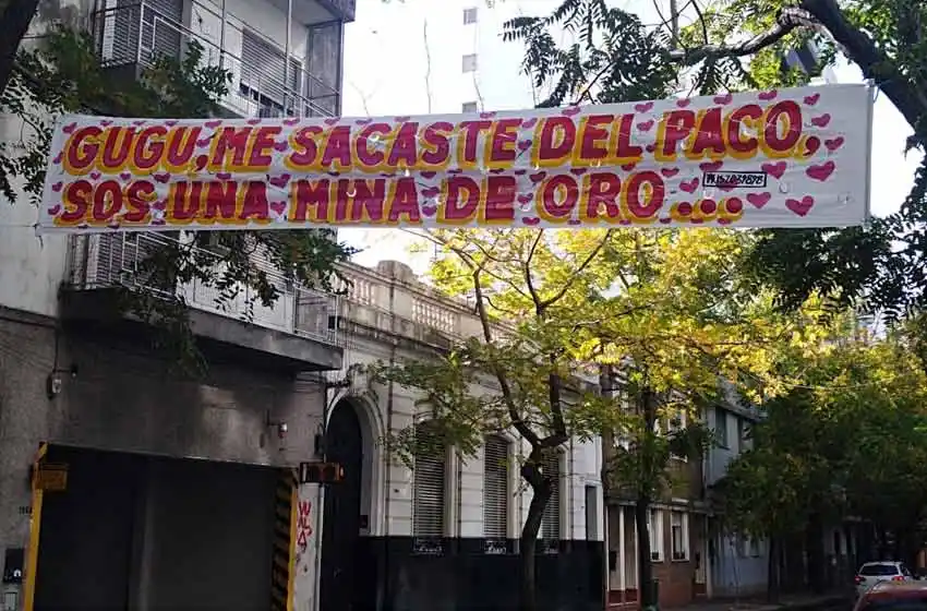 «Me sacaste del paco»: la historia detrás del pasacalle de Tucumán y Roca
