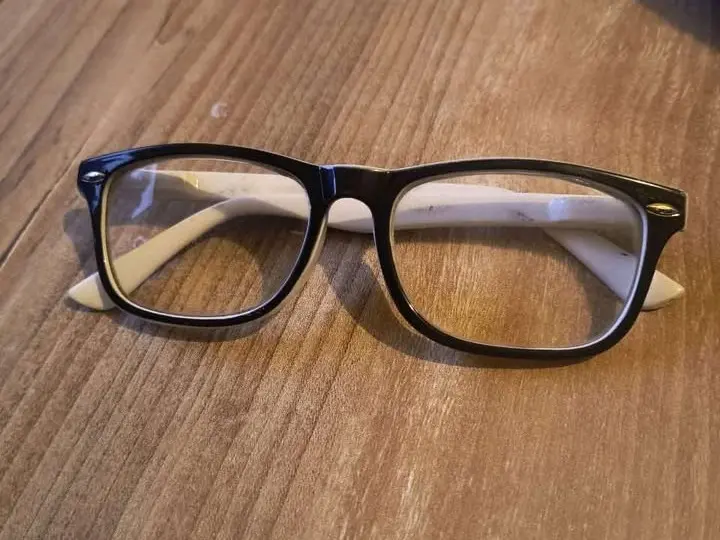Hallaron lentes de aumento en la calle
