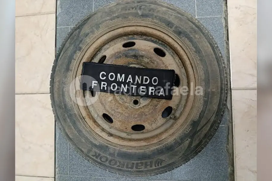Robó una rueda de auto, vio a la policía y confesó todo