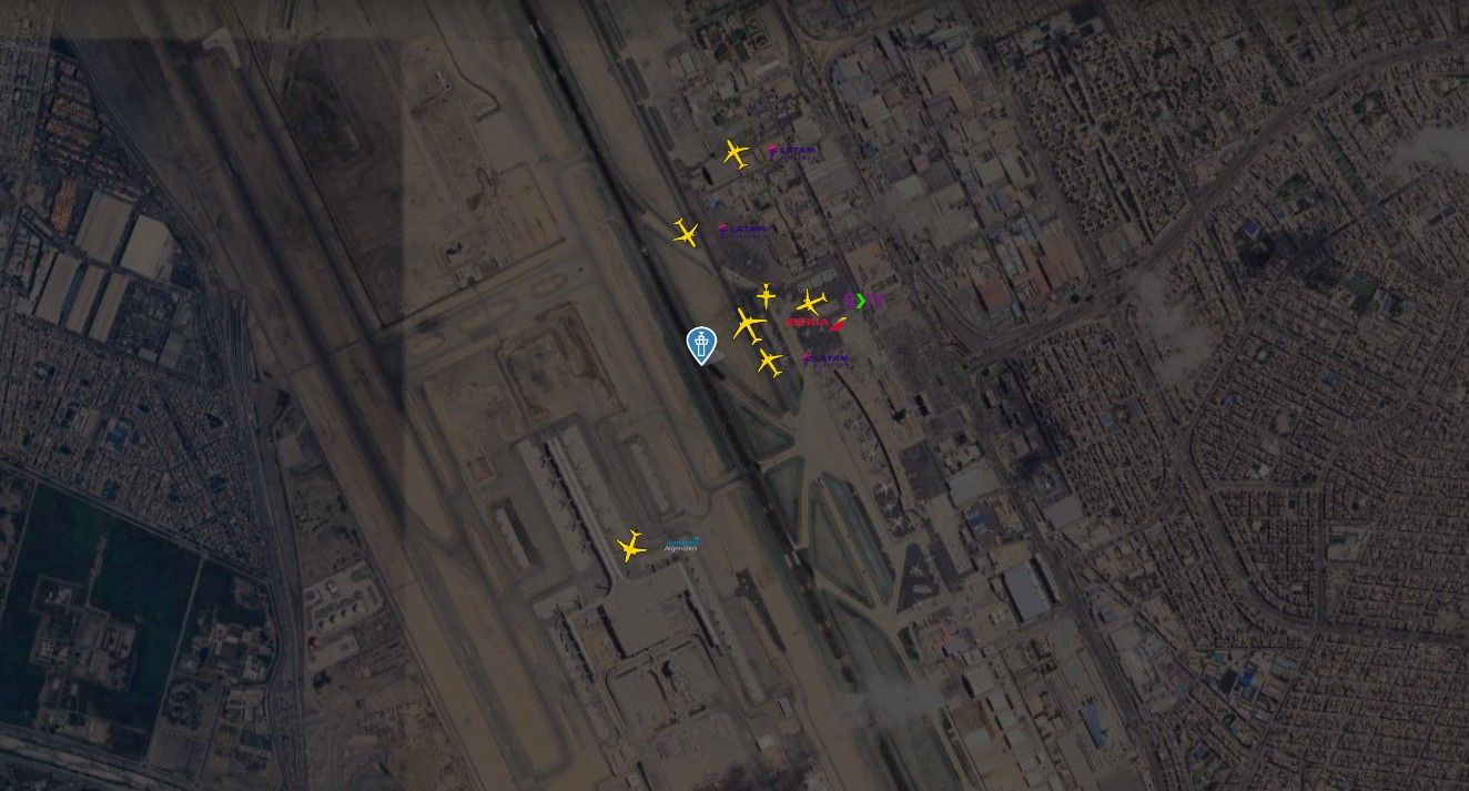 El Boeing 737 MAX 8 LV-HKV de Aerolíneas Argentinas, operando en solitario en la nueva terminal del Jorge Chávez (captura de FlightRadar24.com)