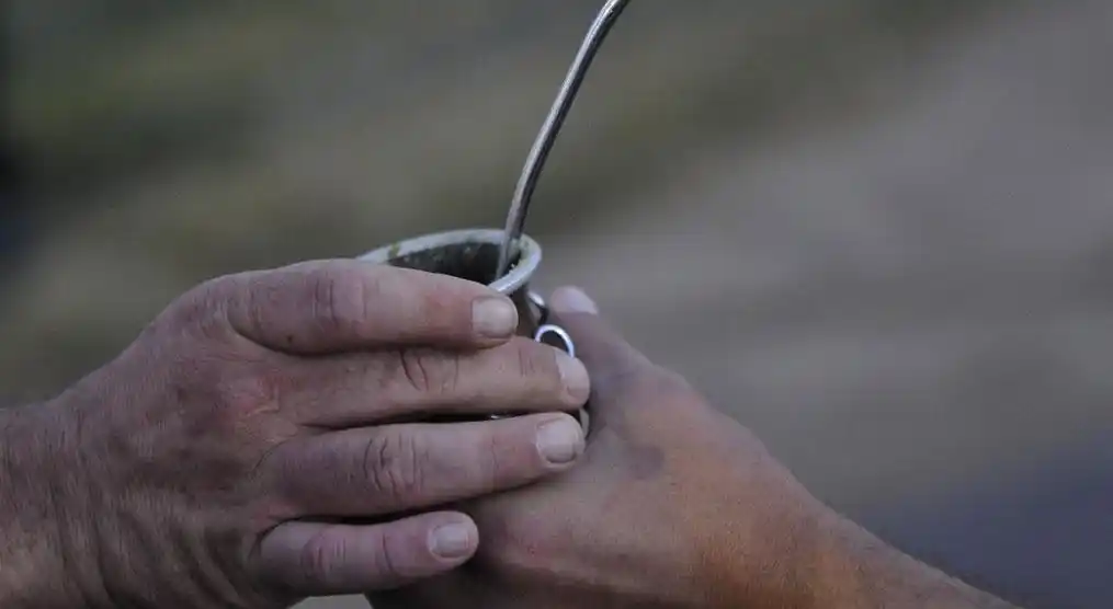 Empleada municipal compartió el mate en un centro de aislamiento y aislaron al pueblo 