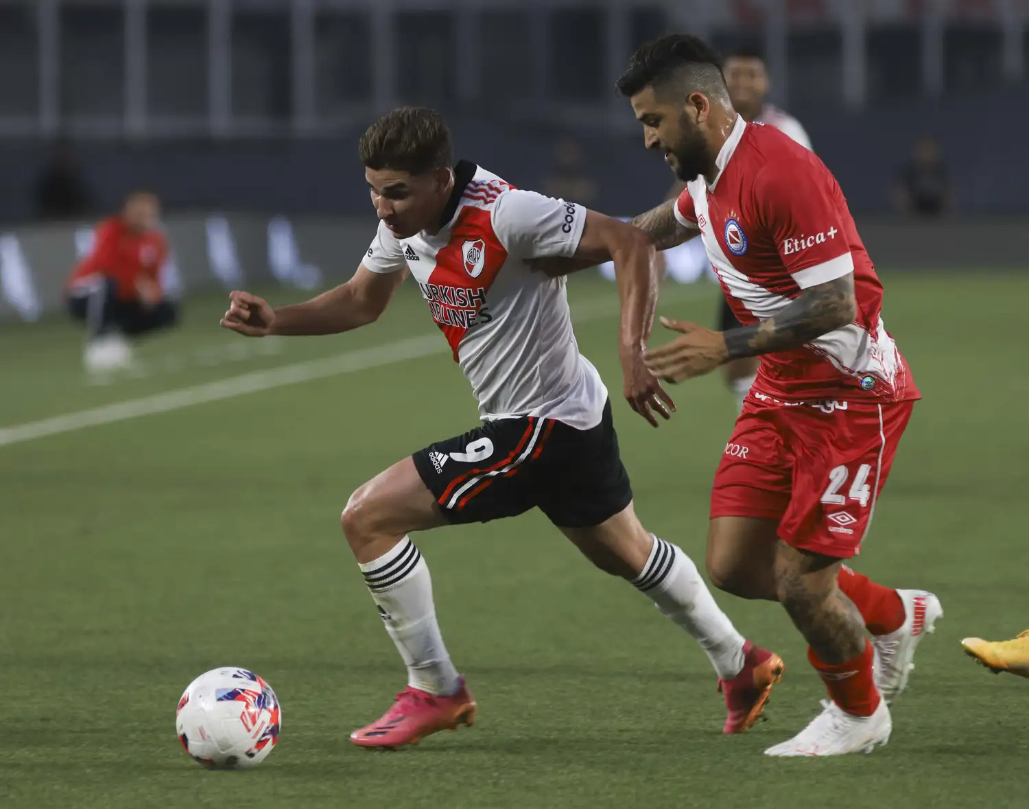 Julián Álvarez, nuevamente imparable, desborda a Elías Gómez.