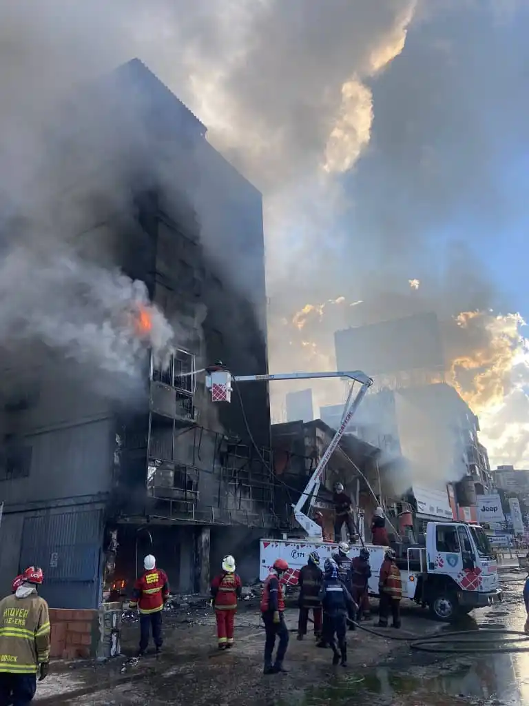 Alcalde de Baruta asegura indemnización de víctimas del incendio de Cine Cittá y vecino lo desmiente