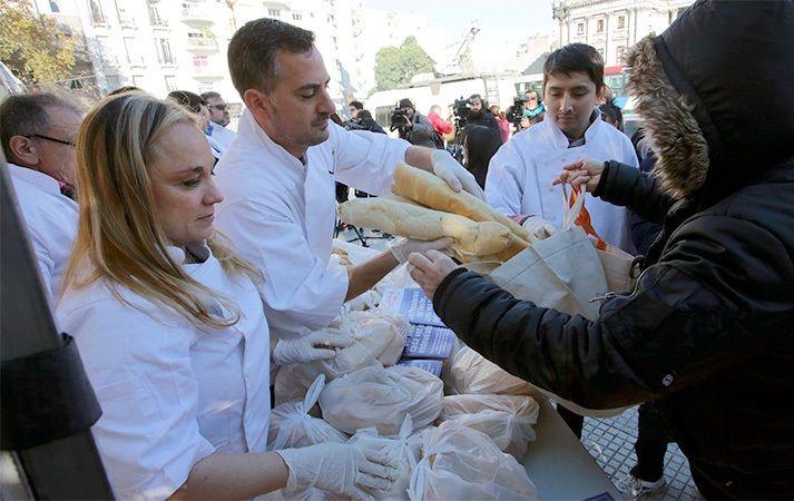 Regalaron 5 mil kilos de pan frente al Congreso por el precio de la harina