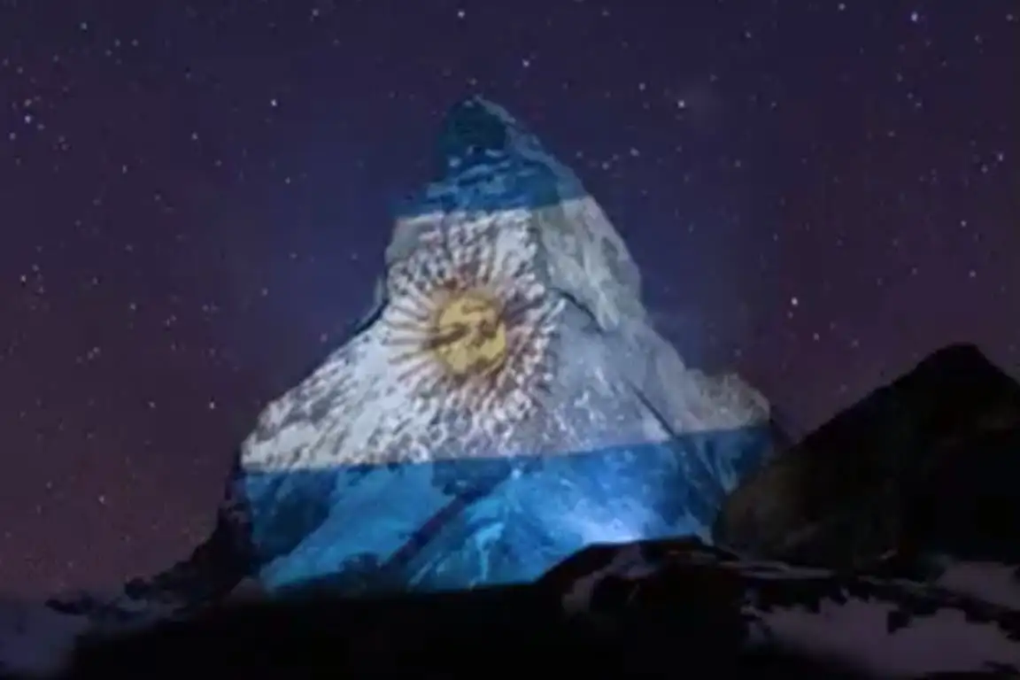 Proyectan la bandera argentina en los Alpes como gesto de esperanza