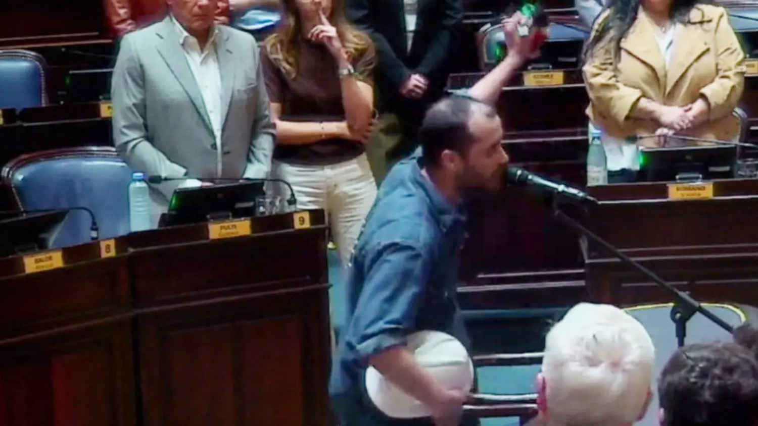 Hernán Moreno juró como diputado bonaerense por el FIT con un casco de obrero y pidió por una "Palestina libre"