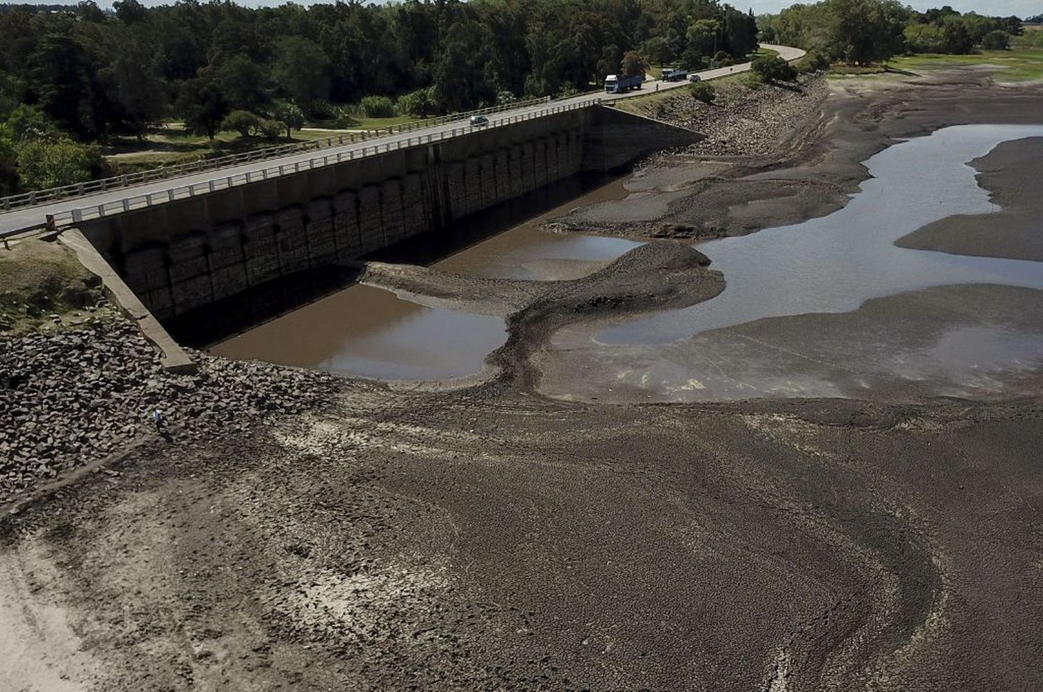 Uruguay subsidia agua embotellada a la población vulnerable por la extrema sequía