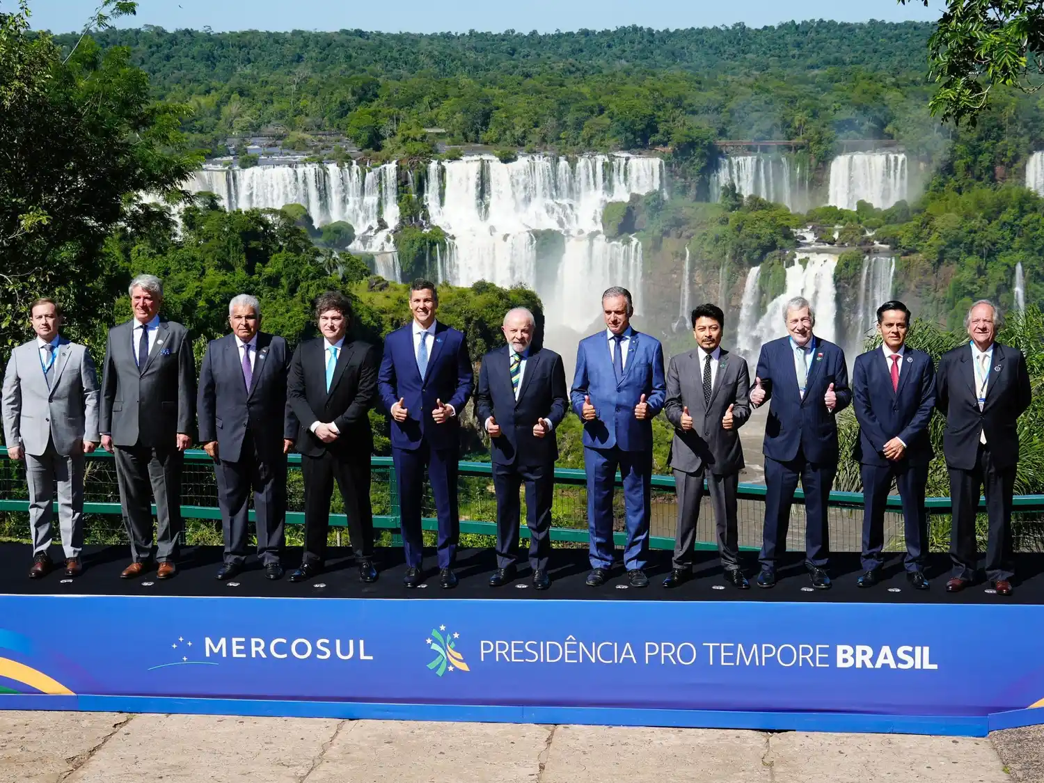Javier Milei formó parte de la “foto de familia” de la cumbre del Mercosur.