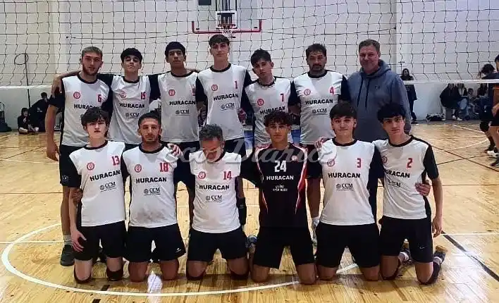 El equipo masculino de Huracán. Los voleibolistas que compitieron en el Li.Ce.Bo