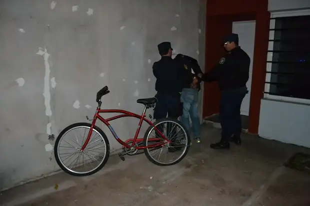 Volvieron a detener a  un joven que el lunes fue atrapado robando una garrafa de 10 kg