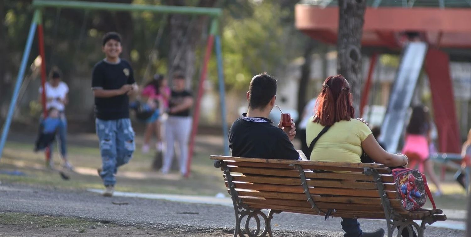 Según explicaron desde el SMN, estas temperaturas más cálidas no son raras en esta época, siendo la temporada más calurosa porque se combinan máximas más altas con la estación seca. Crédito: Manuel Fabatía