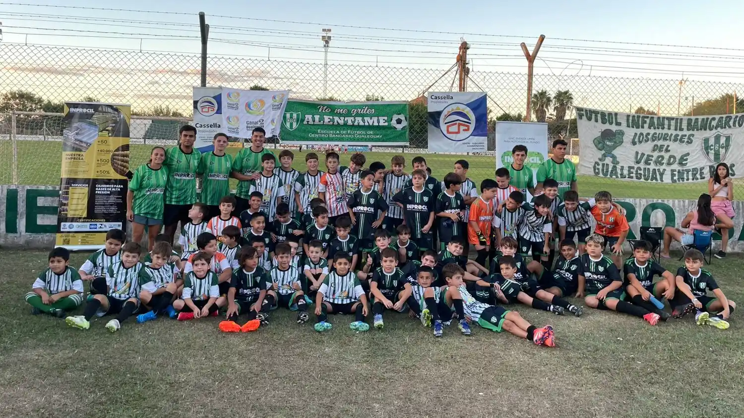 Bancario: el fútbol infantil presentó las nuevas camisetas