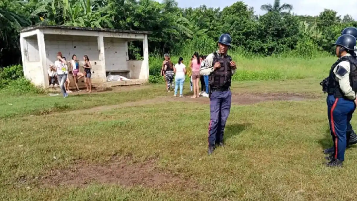¡EL CUERPO REPOSABA EN EL ÁREA DE LA BANCA! ASESINAN a joven dentro de campo de fútbol en Santa Teresa del Tuy