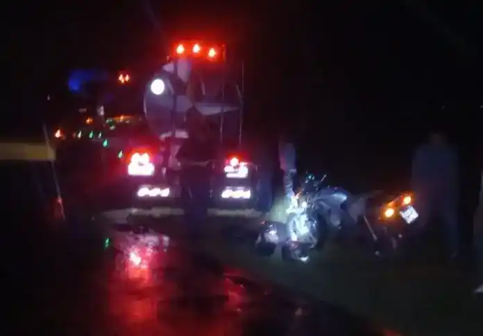 Dos motociclistas heridos tras chocar con un camión en Ruta 12 durante la lluvia
