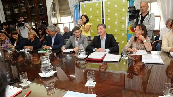 Provincia ofrece a docentes un aumento del 18% en cuatro cuotas