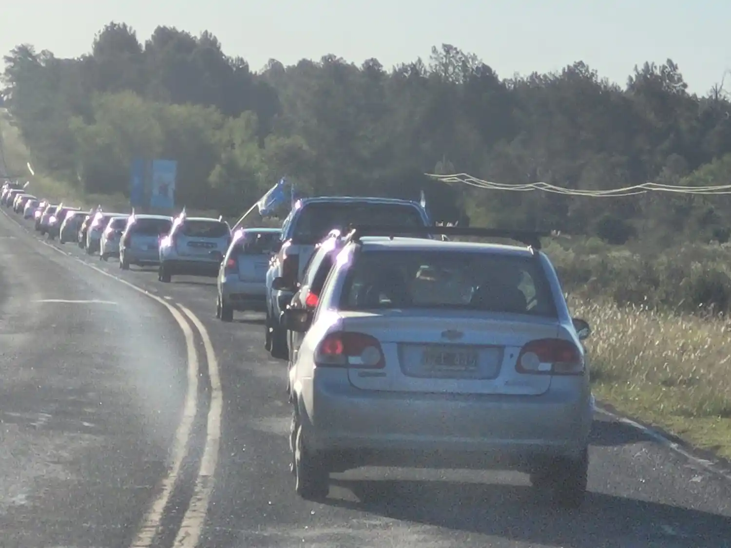 La caravana de autos que marchó al Puente Internacional (Facebook: Asamblea Ciudadana Ambiental).