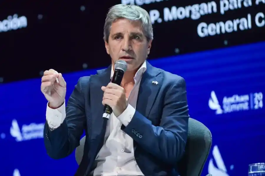 Caputo contra la suba de precios: “En un mes van a estar compitiendo con importadores”