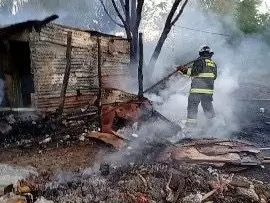 Voraz incendio destruyó una vivienda en el asentamiento este de Rafaela