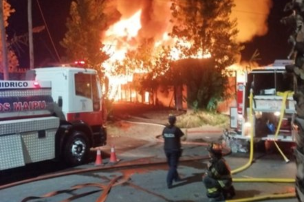 Los Bomberos de Maipú y de Guaymallén tratando de sofocar las llamas.
