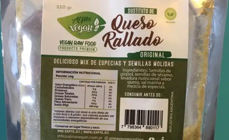 Alimentos veganos: ANMAT prohibió un sustituto de queso rallado, una miel y un aderezo