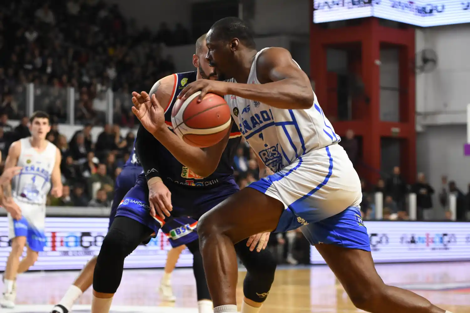 Valinotti marcando a Robinson (Foto: Prensa Quimsa)