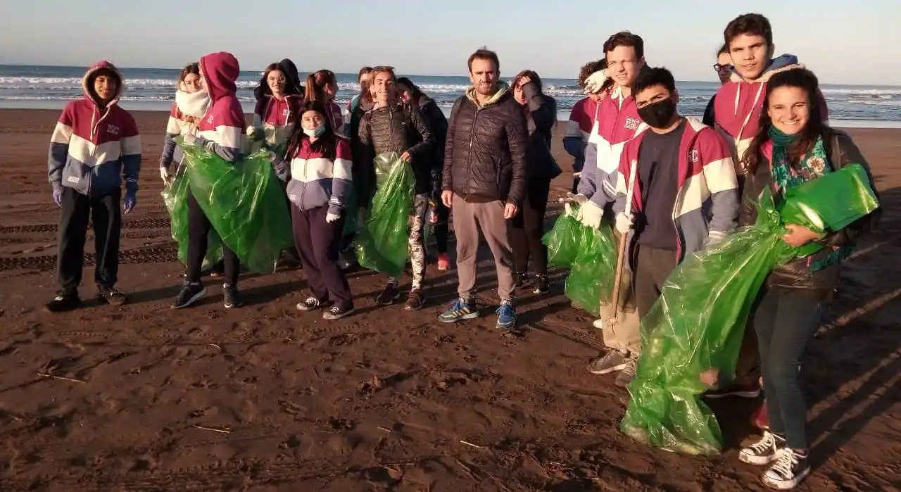 Alumnos del Instituto Secundario recolectaron residuos en la playa