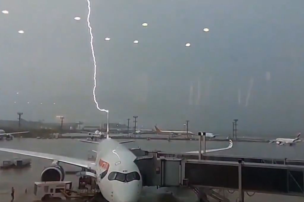 Un rayo impacta sobre un avión