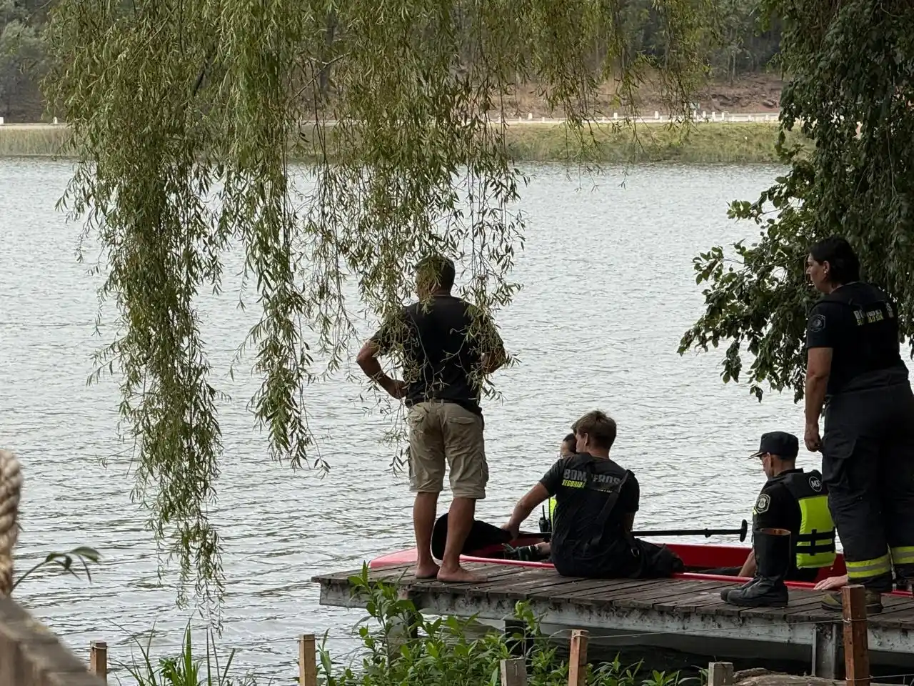 Embarcados, los bomberos buscan algún rastro del sujeto desaparecido.