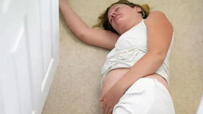 Le dio piñas y patadas en la panza a su mujer embarazada y le provocó un aborto