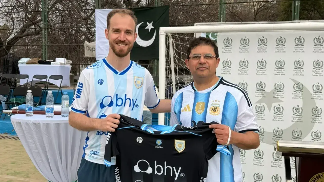 Día del Hincha de Atlético: Mayer entregó una camiseta en amistoso internacional