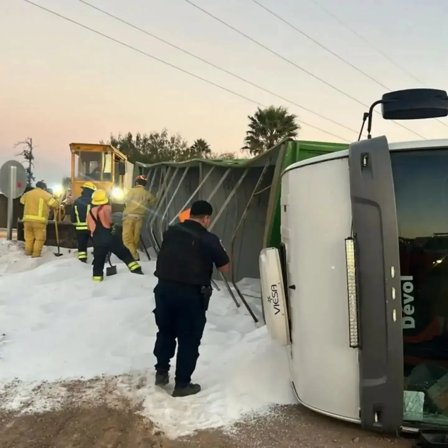Volcó un camión con urea y obligó a cortar la circulación en la rotonda de rutas 1 y 17 en Brinkmann