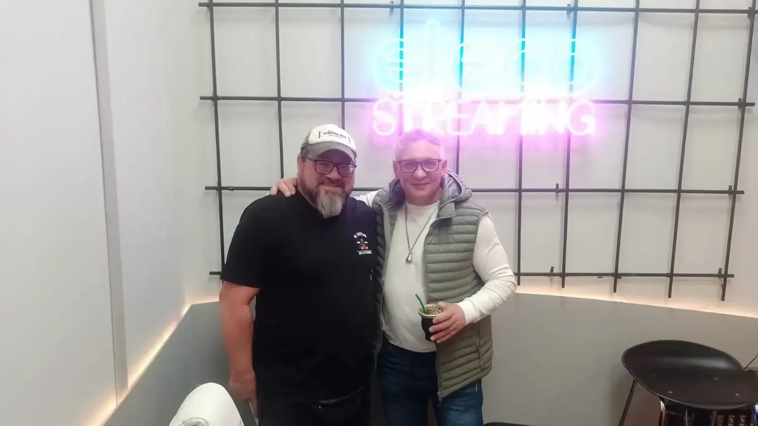 Jorge "Tati" Vega (organizador) y Fabián Saporiti, en Multimedios El Eco.