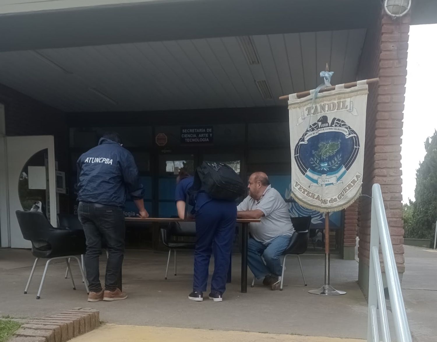 Veteranos de Malvinas de Tandil, con apoyo de Atuncpba, juntaron firmas en el Campus.