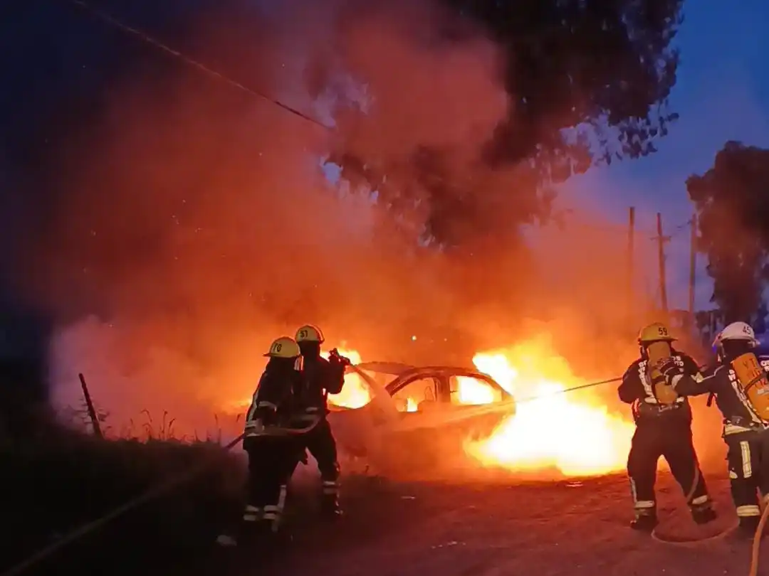 Los bomberos en plena tarea.