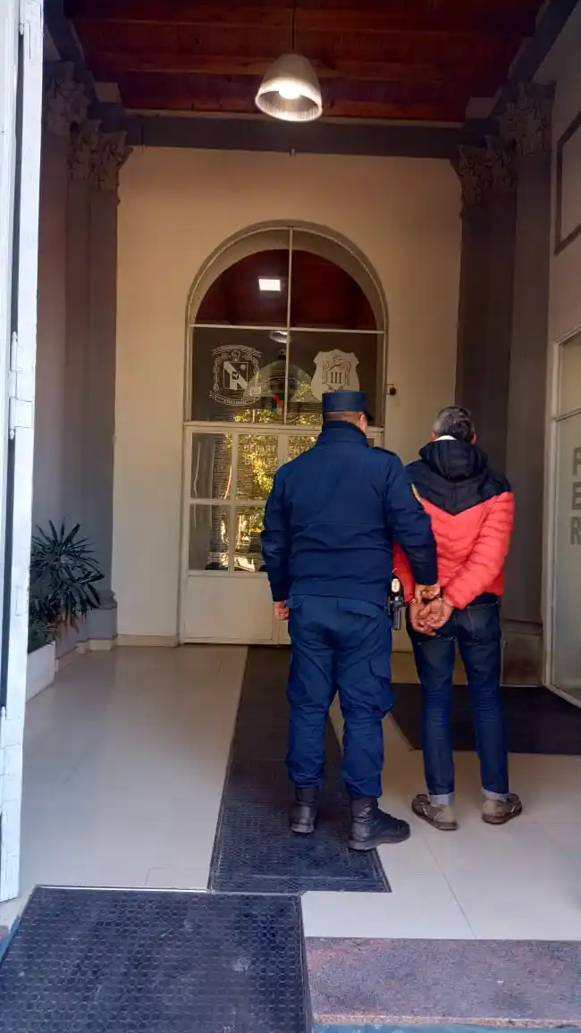 La policía atrapó a un ladrón robando en una obra de construcción