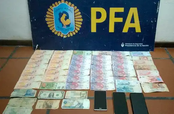 Detienen a dos personas con dólares falsos