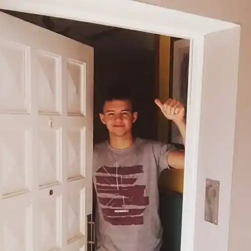 Decidió aislarse para ayudar a sus abuelos a transcurrir la covid -19