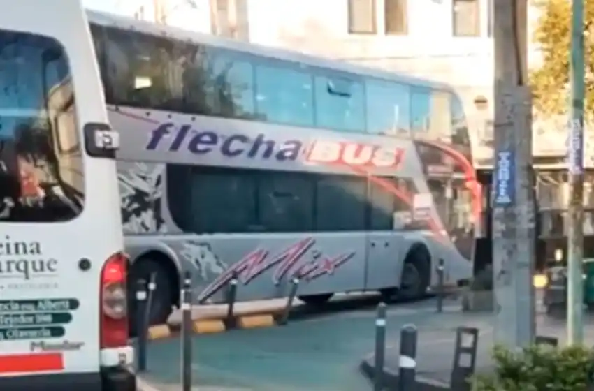 Por ahí no: micro quedó trabado cuando quiso doblar en Güemes