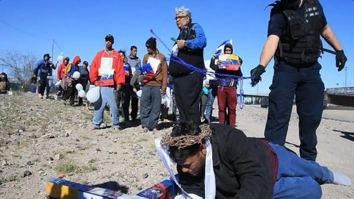 MIGRANTES escenifican Viacrucis en la frontera y piden «justicia» por los fallecidos en incendio del INM