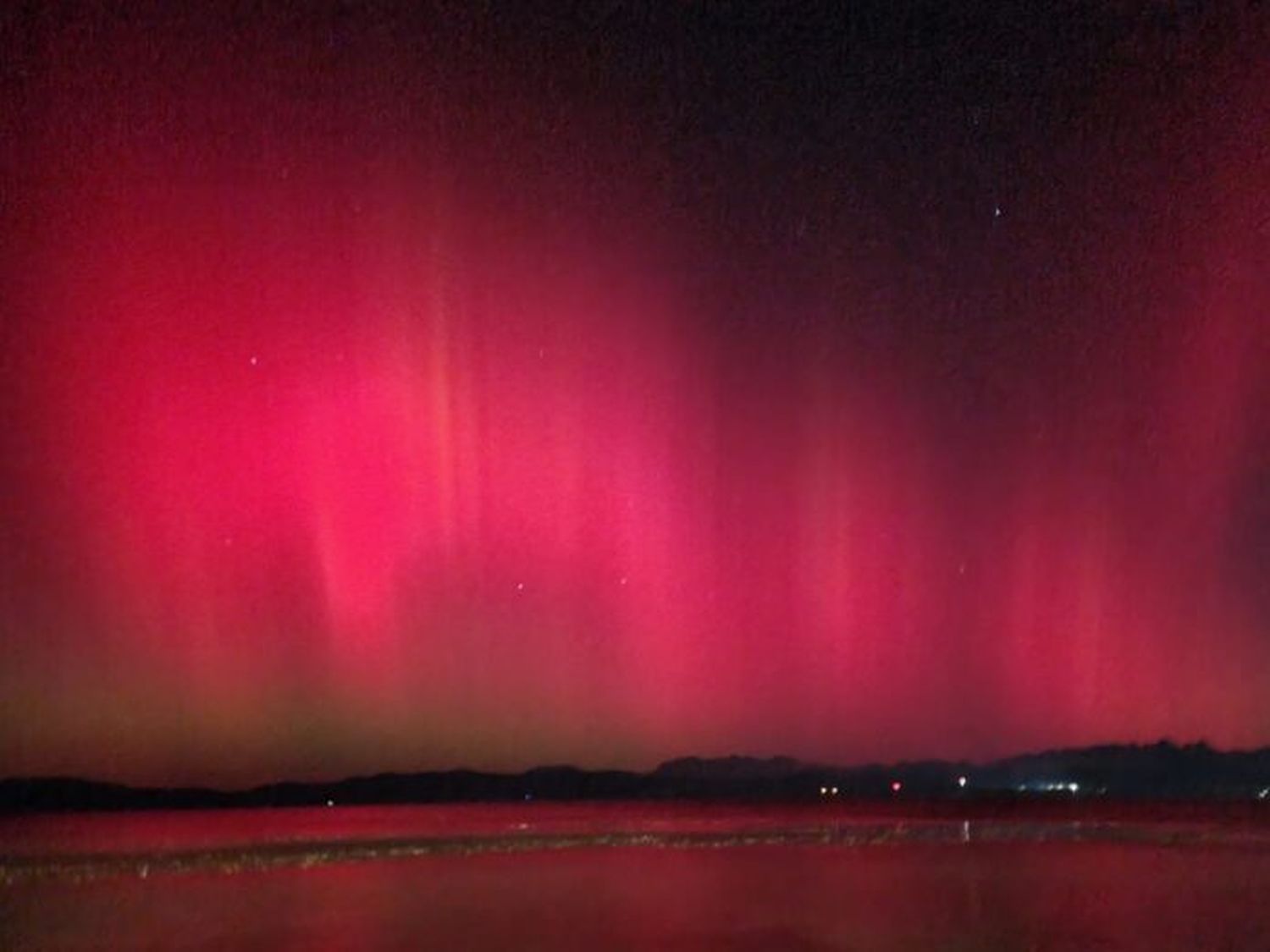 Las increíbles imágenes del cielo teñido de rojo en Tierra del Fuego y otros puntos de Argentina