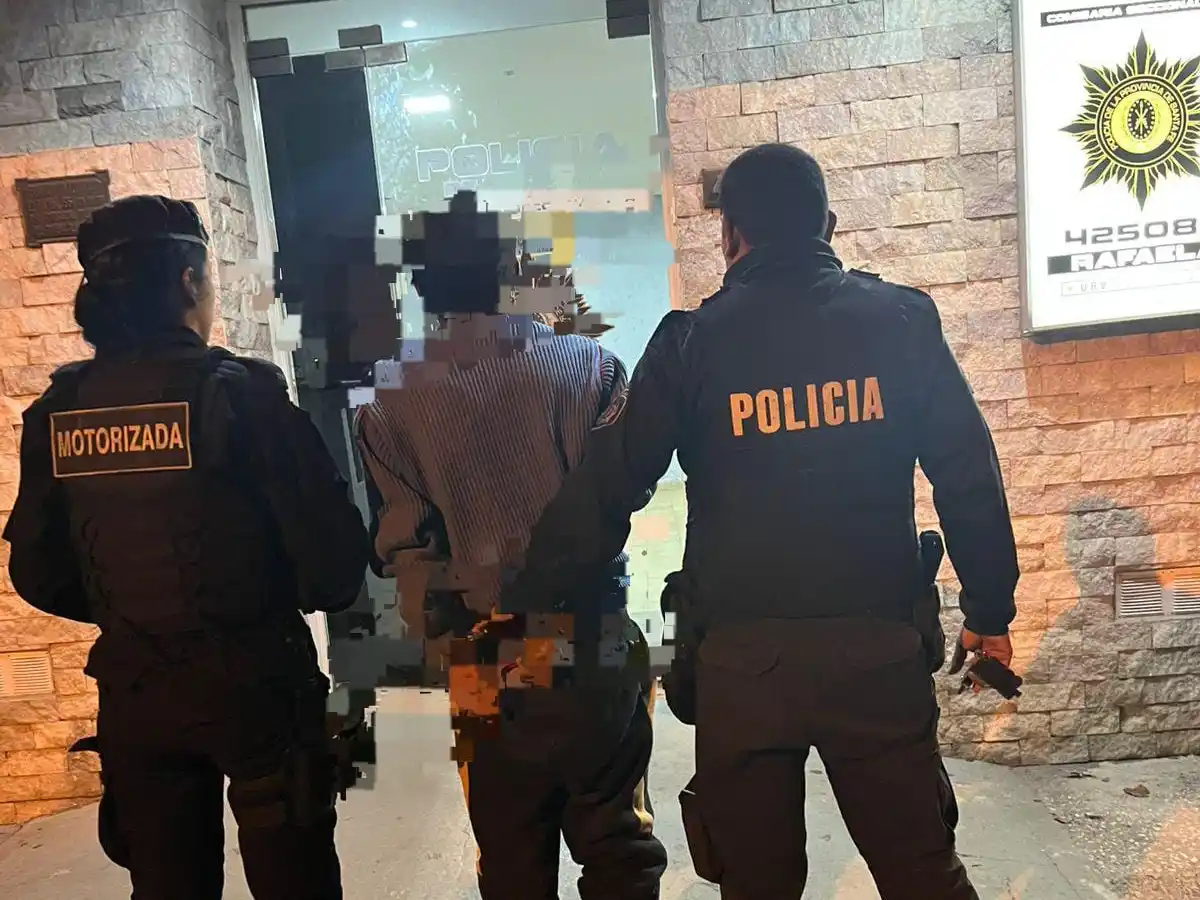 ¡Con las manos en el picaporte! Intentó forzar la puerta de un local y fue detenido