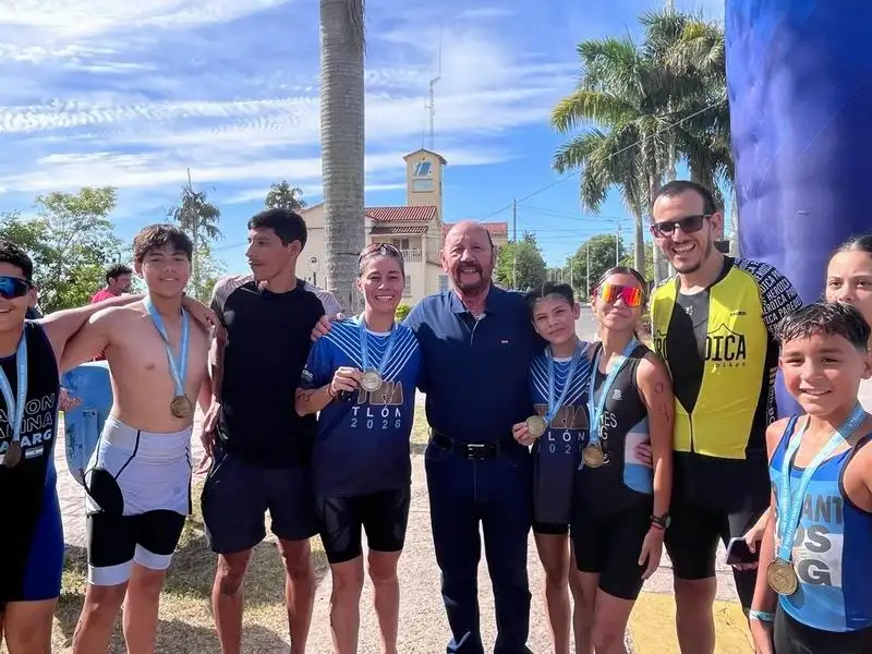 El Gobernador presenció la Copa de Desarrollo de Triatlón